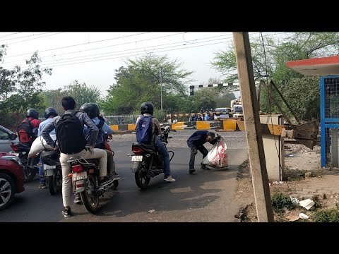 Railroad crossing| Everyone is in a Hurry!!!| Indian trains| Delhi India🇮🇳