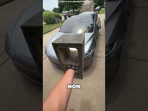 Ce gars a lancé un bloc de 25 kg sur sa voiture 😯