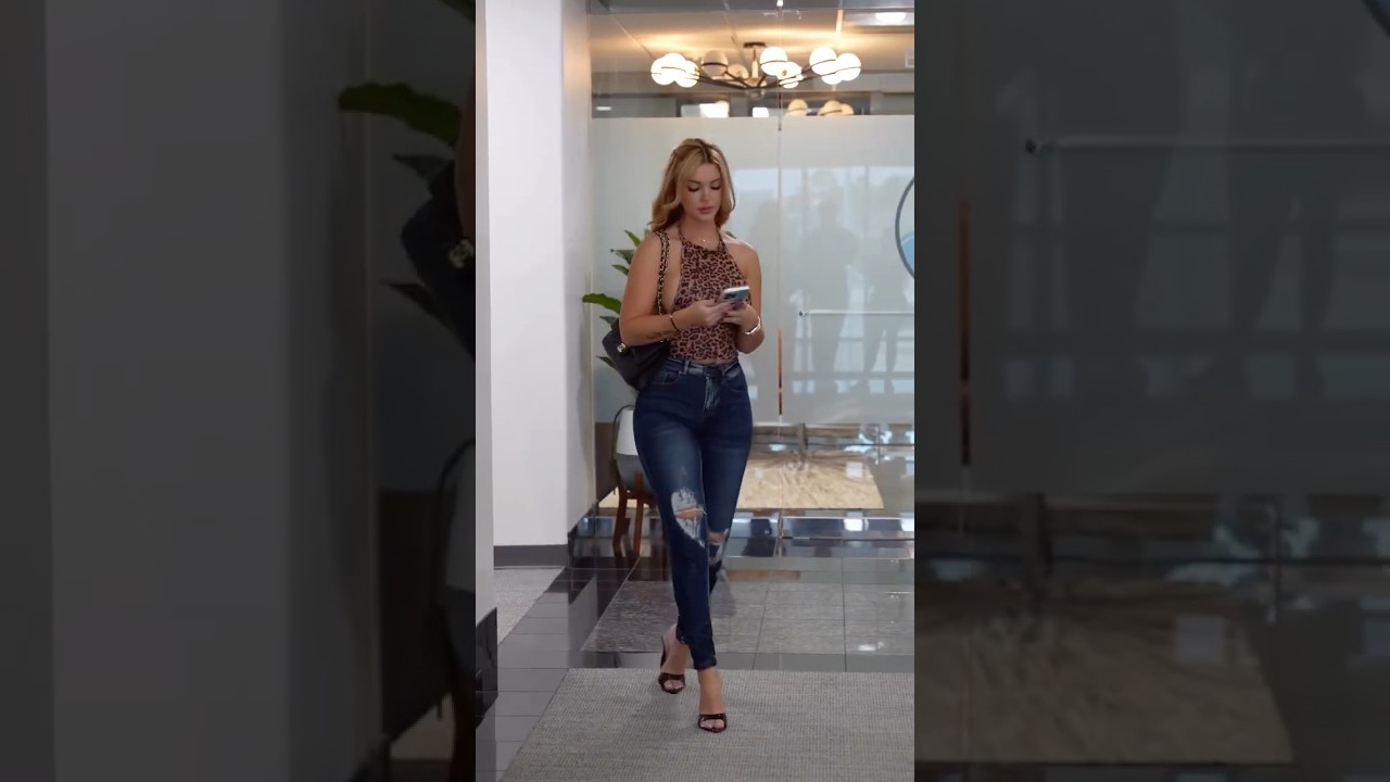 This leopard top with jeans defines bold street style 🐆 #ootd #jeans #model