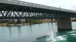 preview picture of video 'Jumping from the bridge in Cromwell in NZ'