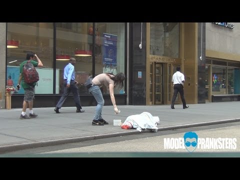 実験！ホームレスのお金を盗む人を見かけたらあなたならどうする？