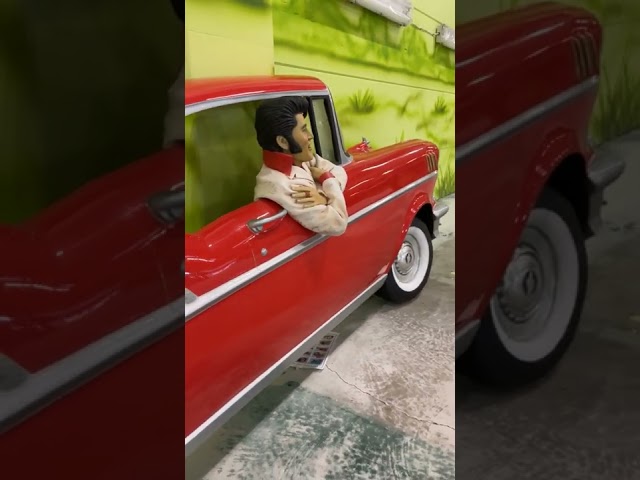 948346 Elvis Presley in a Chevrolet 57