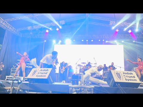 Voice x V’ghn delight the crowd during their stage performance of “Finally” in Preeday