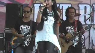 Download lagu Semalam Di Malaysia Voc.Erni Dianita MONATA Live Pantenan Gresik 2015 By@udinUDF mp3