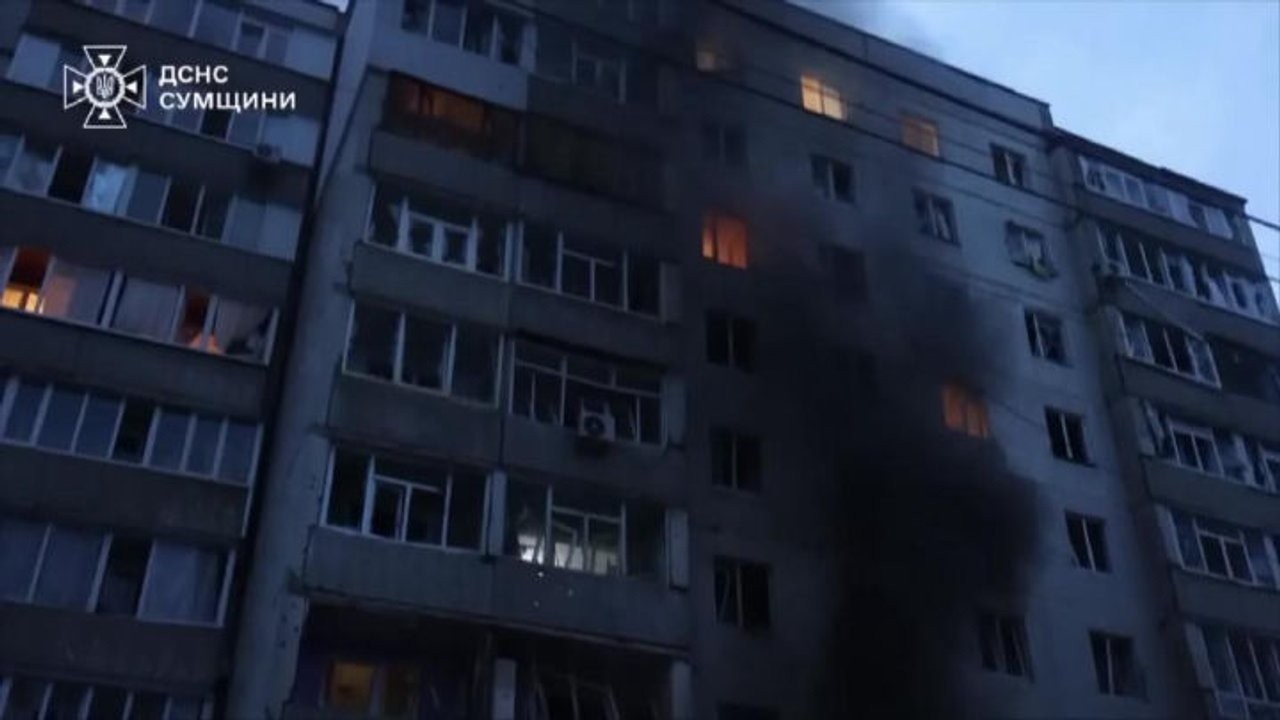 Guerra Ucraina, raid russi su Sumy, in fiamme un grattacielo e un centro commerciale