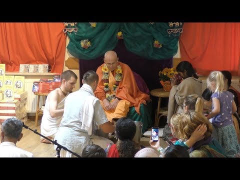 HH Kadamba Kanana Swami - VP ceremony, Sri Gurvastakam, Gurupuja, 29.04.2018