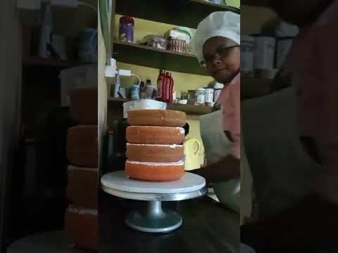 How to crumbcoat a cake using whipping cream