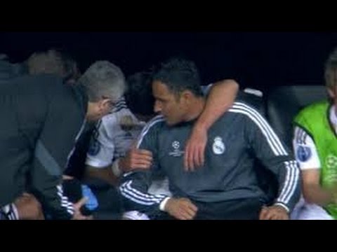 Chicharito's tears after scoring the goal