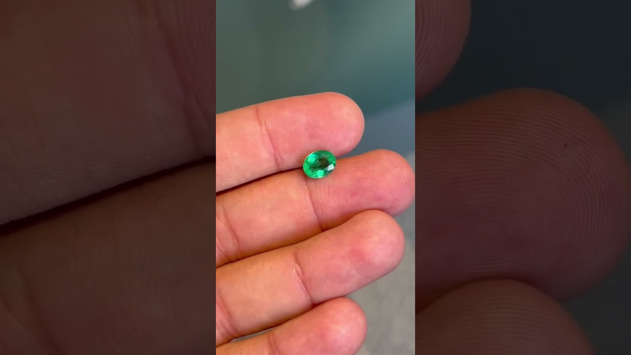 Linda Esmeralda Lapidada Para uma Joia de Requinte e Beleza