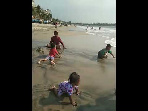 Atifa main di pantai marbella