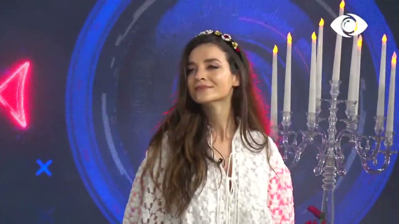 Në mes të kërcimit! Banorët ngrijnë, por Kiara nuk ndalon dot së qeshuri