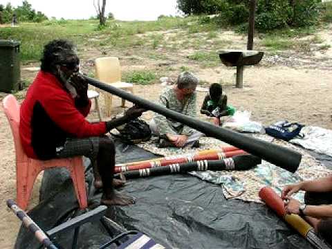 Djalu Gurruwiwi playing yidaki for Lars Wallin at Galaru june 2007