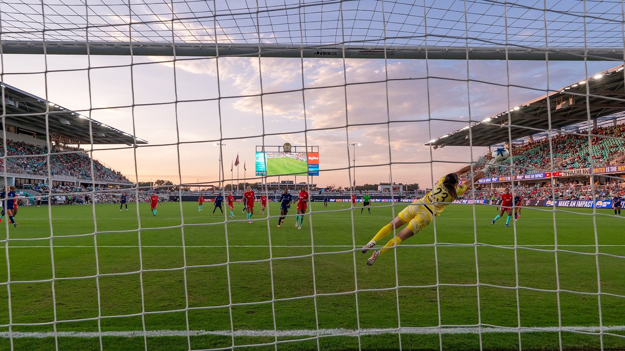 Thumbnail for Lorena vs NC Courage | Hy-Vee Save of the Match