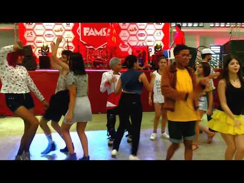 《Hot》HyunA(현아) - '어때? (How's this?)' FLASHMOB FAMS K-Pop 2017 20170603