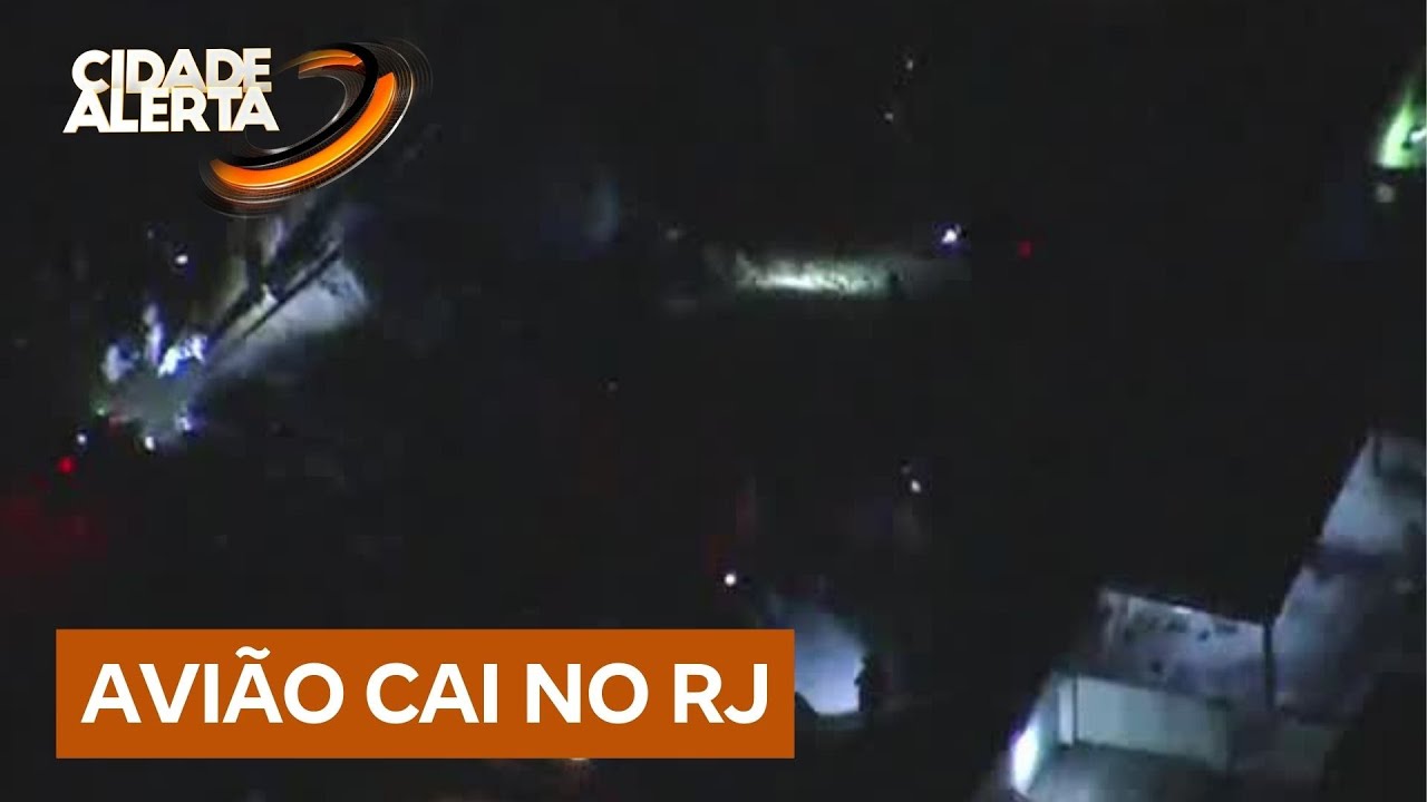 Avião de pequeno porte cai em área residencial em Nova Iguaçu, na Baixada Fluminense