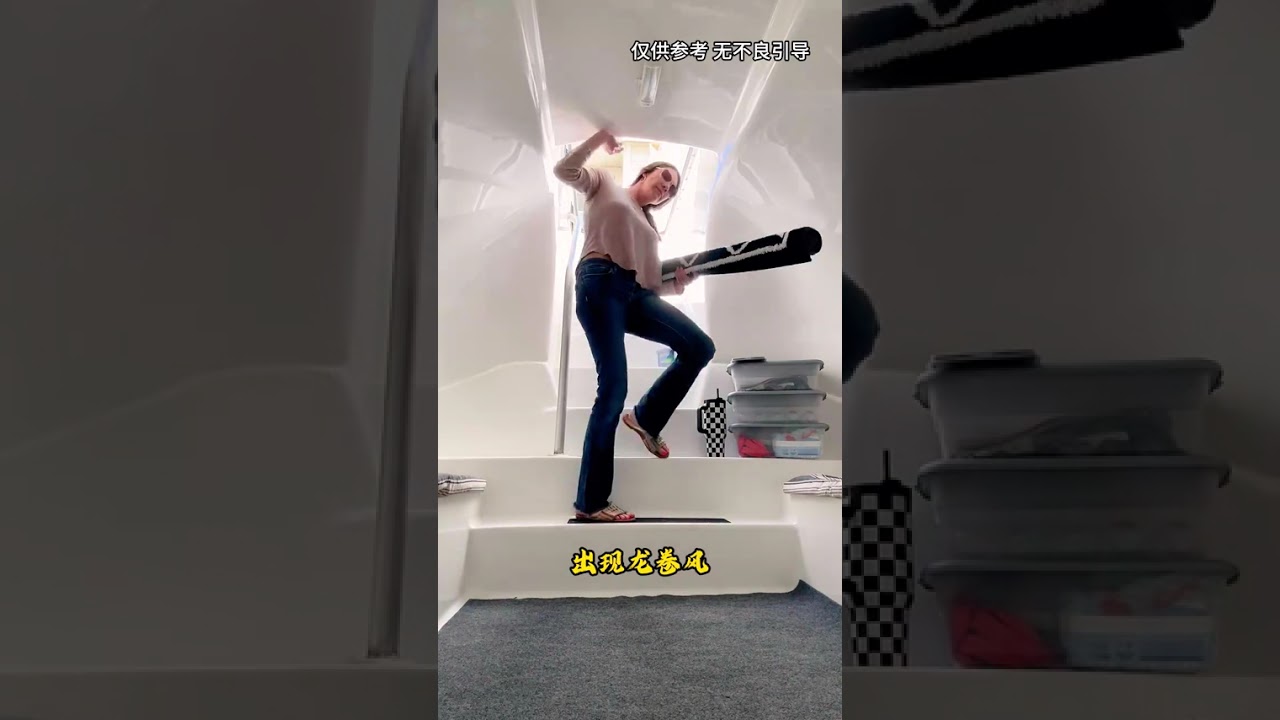 女孩打开地上的一扇门，就径直走了进去，里面竟然别有洞天#奇闻趣事 #科普 #每天一个科普小知识