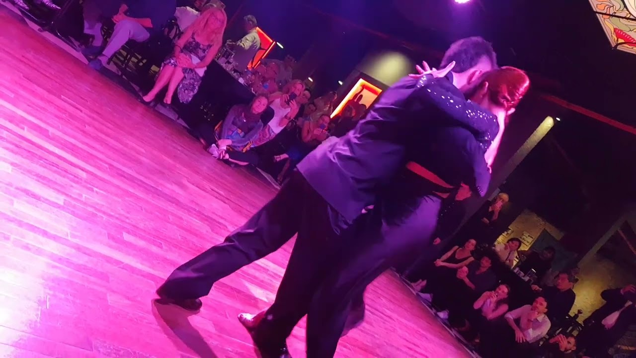 Javier Rodriguez, Moira Castellanos en tango danza milonga Parakultural 2023 03 01