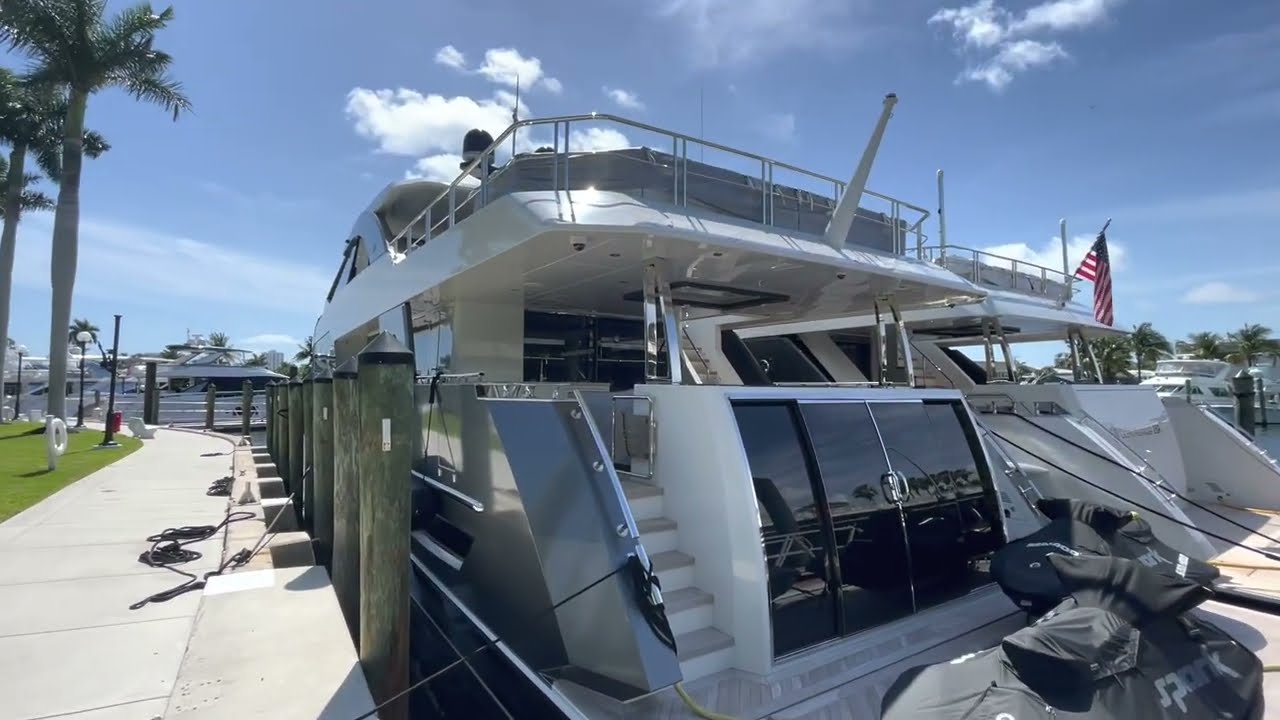 Ocean Alexander 27R - Yacht Tour