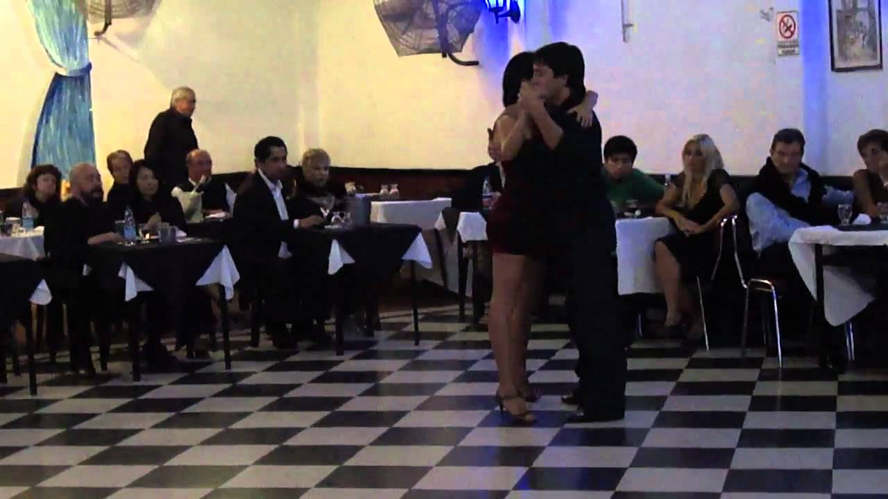 Manuel baila con su esposa Natacha Poberaj en su cumple. Presenta Julio Duplaa