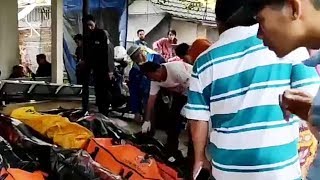 Warga Berdatangan ke Puskesmas Carita Cari Keluarganya yang Jadi Korban Tsunami Banten