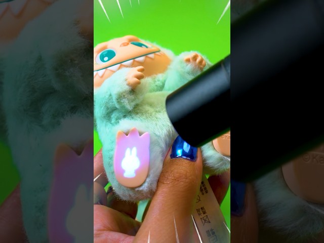Vídeo relacionado con JAWUZ Ropa para Labubu de 17 cm, Ropa para Labubu incluye un vestido y un lazo para el cabello Color naranja (sin muñeca)