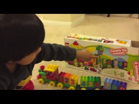 おもちゃのレゴDuploの数の列車のおもちゃのレビューで遊んでいる子供は、箱を開けて、造りなさい (Kid playing with toys Lego Duplo Number Train Toy Review , Unbox, Build)