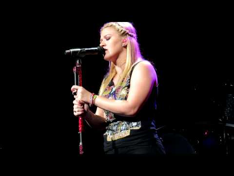 Kelly Clarkson - Fade Into You (Charlotte, NC)