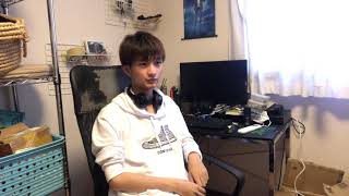 本当はairpodsが欲しいけどイヤホン無くすタイプだから仕方なくbeatsのヘッドホン使ってる男子