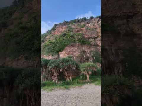 Pantai Watunene di Jogja, tempat yang pas buat melepas penat! Tebingnya memesona, wajib banget dikunjungi! 😍🌊