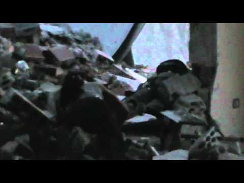 كتيبة سيف الله المسلول تسحب جثة أحد عناصر النظام الذين كانوا يحاولون اقتحام حي جورة الشياح في مدينة حمص