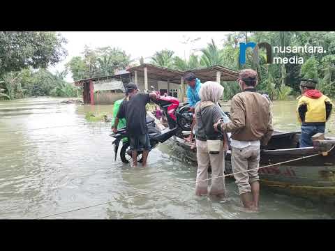 Tragis! Demi Air Bersih, An Indi dan Pika Nekat Terjang Banjir Setinggi 70 Cm di Pandeglang – Banjir Berkepanjangan Bikin Warga Putus Asa