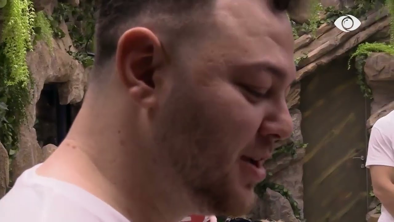 “Qielli është i zjarrtë si ato njerëz që janë larguar”/ Arditi shpjegon pikturën e tij