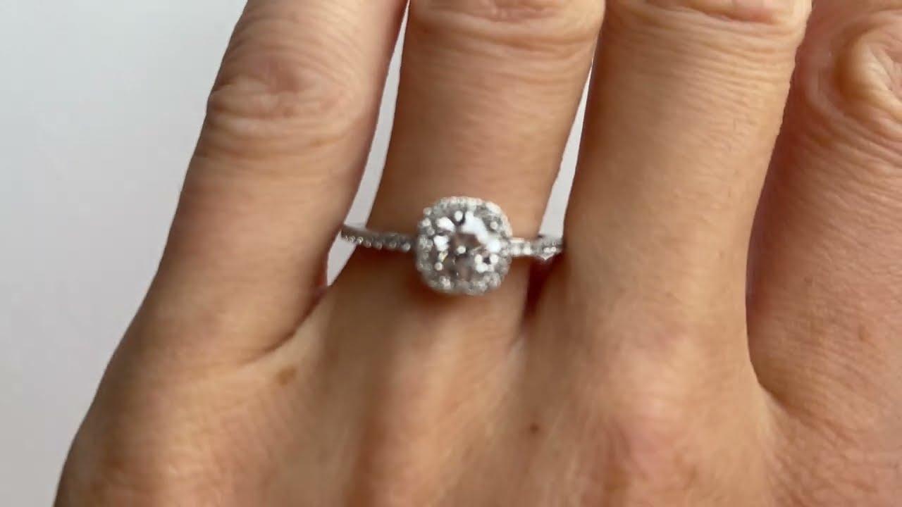 Кольцо с круглым бриллиантом в стиле кушон.
