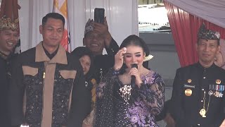 Download lagu Lamunan !! Niken Salindry Nyanyi Di Depan Bupati Ganteng Bikin Salting mp3