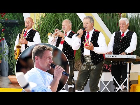 Shortly before the end of the Spatzenfest, a colleague of Norbert Rier takes the microphone