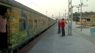 preview picture of video 'Lokamanyatilak-Ernakulam 12223 Durunto Express arriving at Ernakulam Junction'