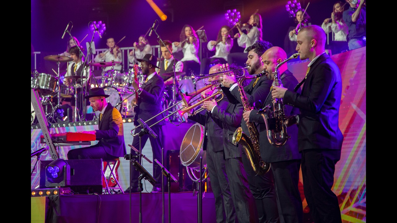 50 Musicians play "Fantasy" (Earth,Wind & Fire) 