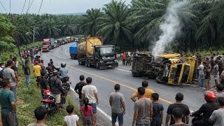 Download lagu Truk Tabrakan Truk Faw Habis Nafas Truk Terguling Insiden Hari ini Di Bukit kodok Bikin Merinding!!! mp3