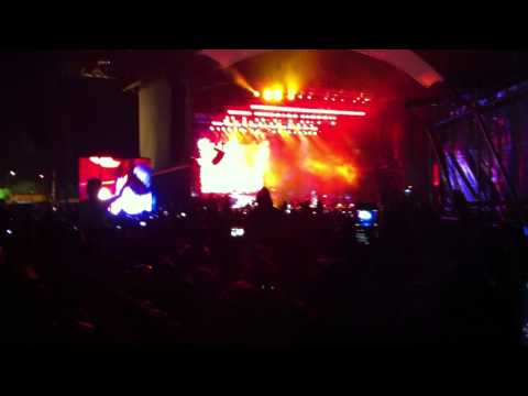 Eminem love the way you lie, I need a doctor  2011 live