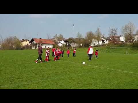 Perfekter Siebenmeter in den Winkel