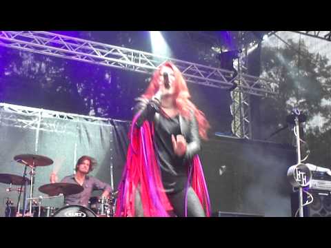 Ewa Farna - Moravské Hrady CZ - Bouzov - 1.9.2012 - Nebojím se