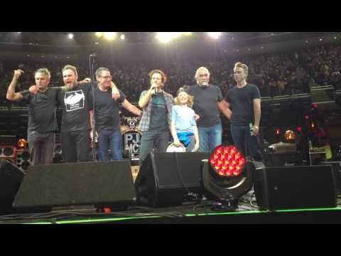 PEARL JAM and NOAH taking a bow in Quebec City!