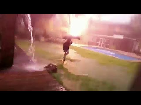 Junge wird wegen Regenschirm vom Blitz getroffen!