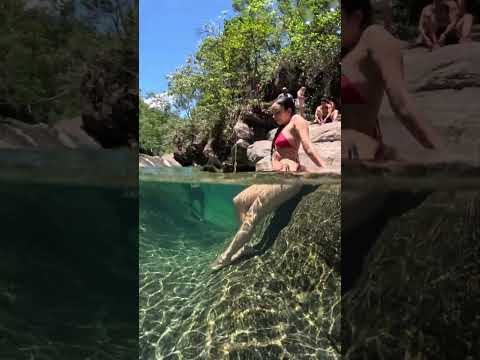 Esse é o Poço Azul que fica a menos de 4 horas de São Paulo em Lavrinhas.