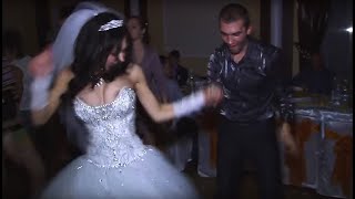 Невеста оторвалась по полной у себя на свадьбе!! ))