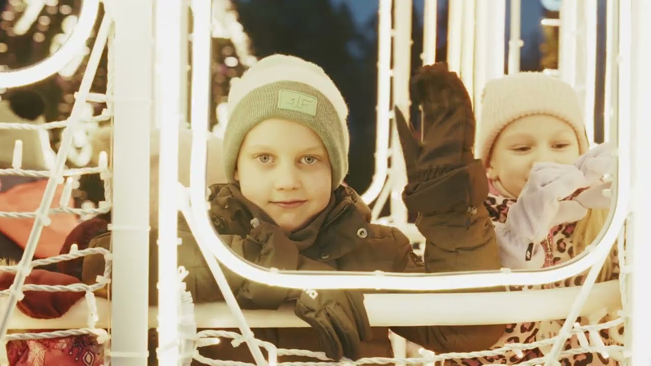 Siguldas dzelzceļa stacijas laukums Ziemassvētku noskaņā