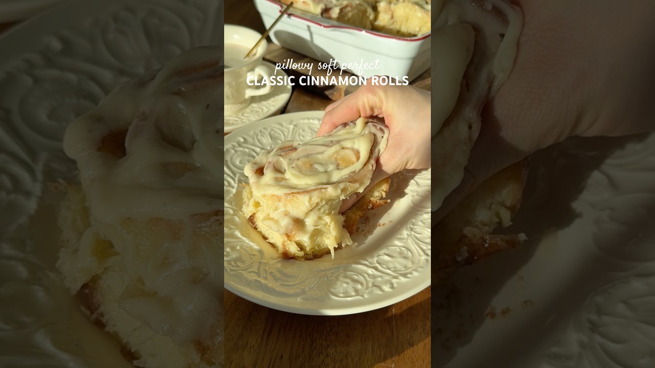 perfect classic cinnamon rolls ☕️🍂🤎 #recipe #fallrecipes #baking #breakfast #brunch