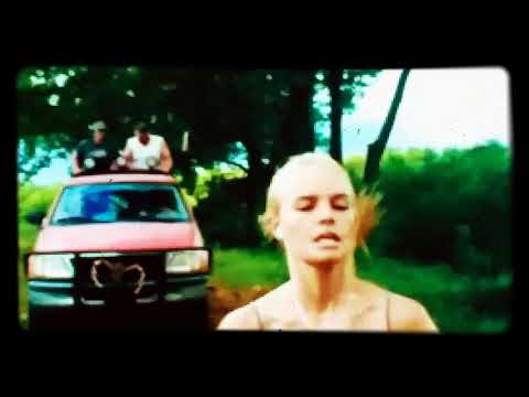 Escena de la chica rubia trotando en la película "perros de paja"