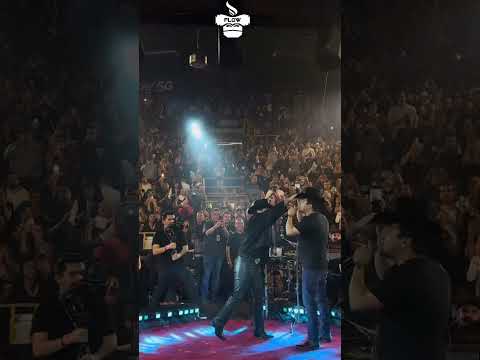 Nodal le regala sombrero a Julión Álvarez