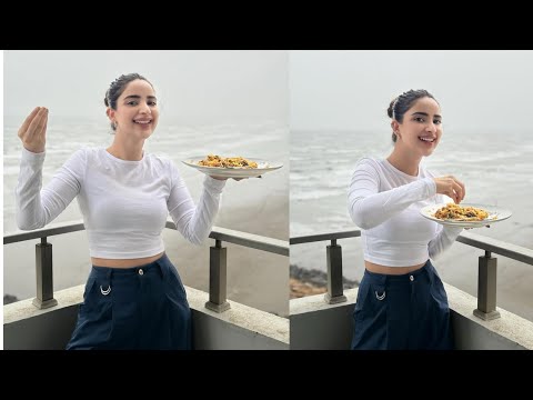 Saboor Aly enjoying weather at karachi Beach #sabooraly #aliansari